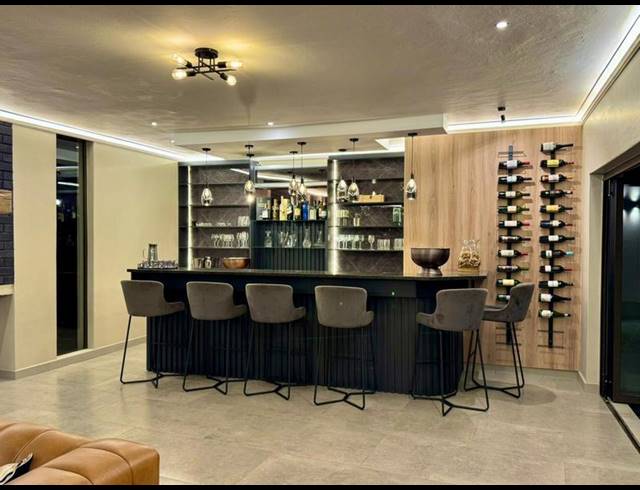 6 BEDROOM HOUSE FOR SALE IN MIDSTREAM ESTATE